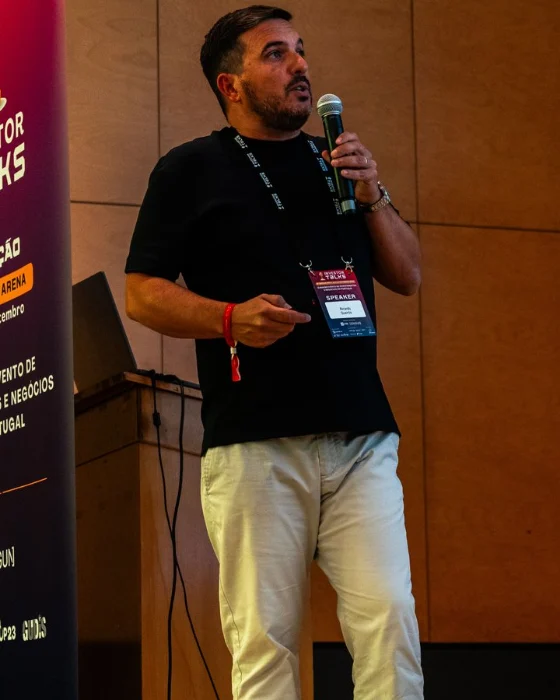 Ricardo Queirós a falar em palco na Investor Talks